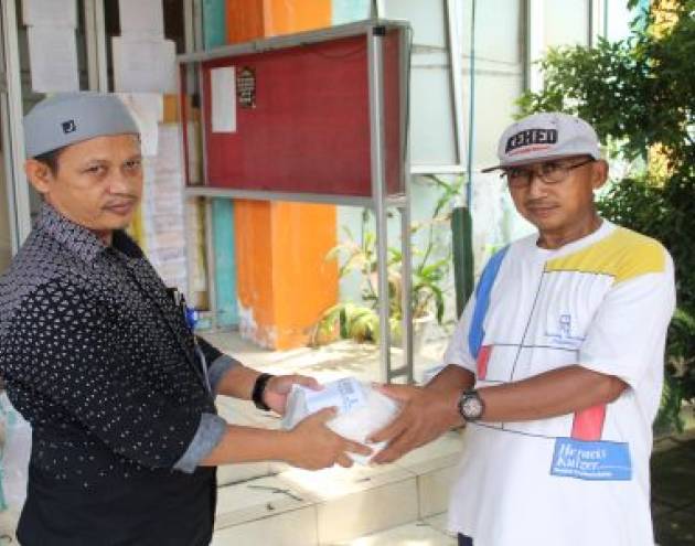Pembagian Zakat Fitrah di Kelurahan Purwakarta - PT Krakatau Jasa Industri