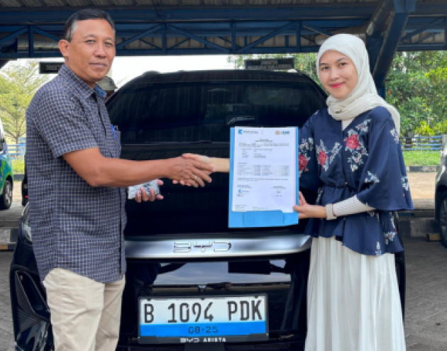 Serah Terima Kendaraan Listrik BYD M6 PT Krakatau Tirta Industri